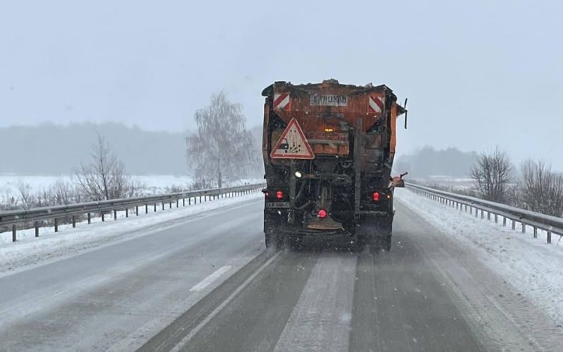Дорожники Житомирщини готуються до негоди: проїзд забезпечено, понад 50 одиниць техніки на автошляхах