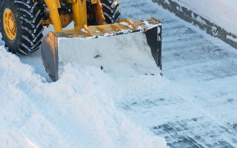 У Малинській громаді за добу випала півторамісячна норма снігу: дороги розчищають у цілодобовому режимі