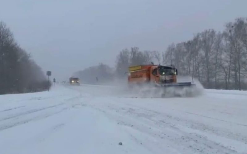 На трасі в Коростенському районі дорожники фіксують проблемні ділянки з високими переметами