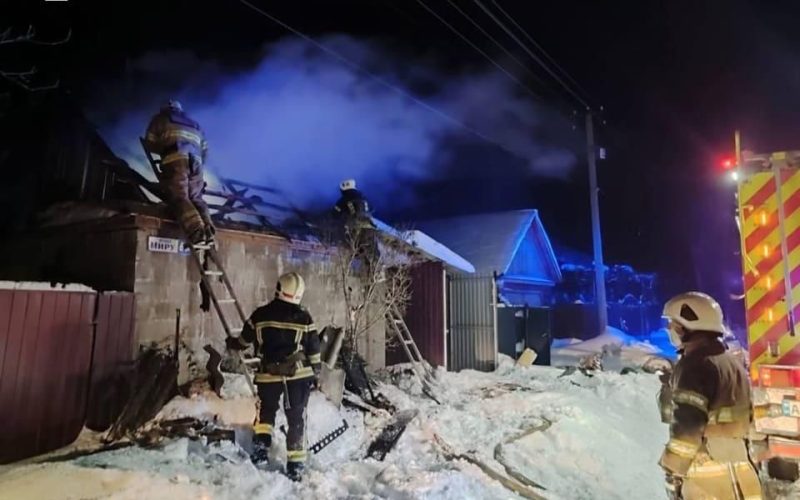Під час пожежі в лазні на Овручинні вогонь ледь не перекинувся на гараж