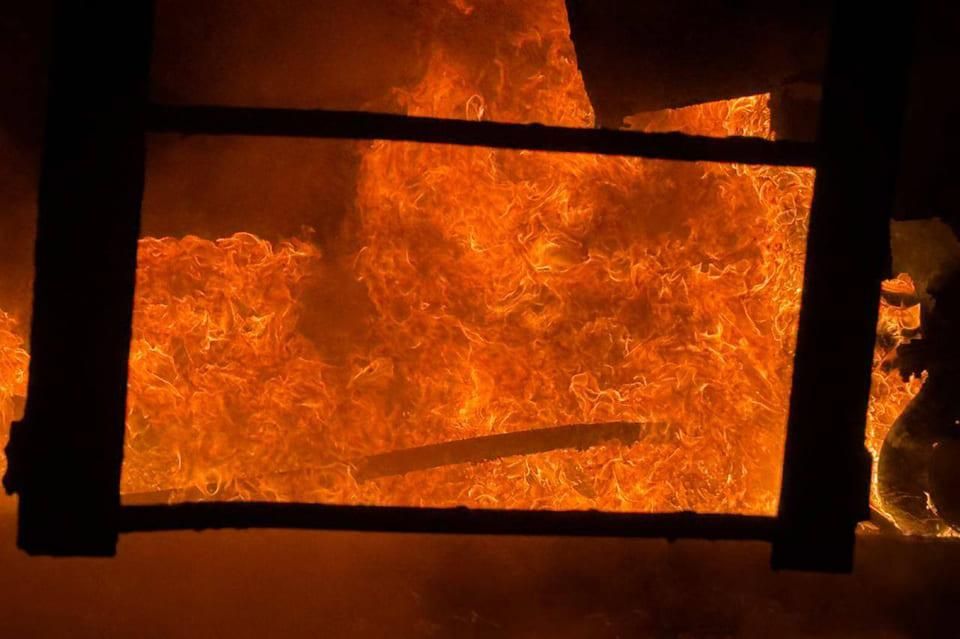 Нічна атака на Житомирщину: поранено двох працівників, триває ліквідація пожеж