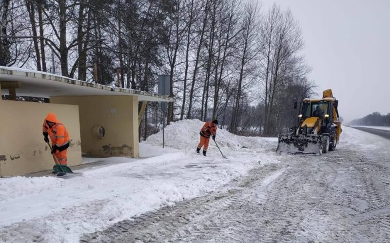 На Житомирщині понад 30 спецмеханізмів і десятки дорожників розчищають автошляхи від снігу
