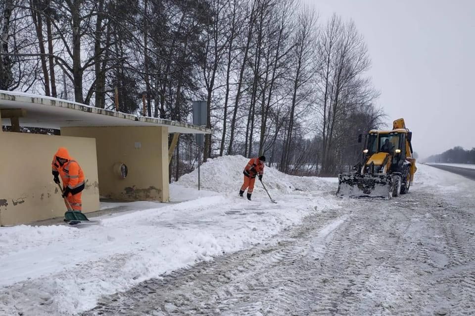 На Житомирщині понад 30 спецмеханізмів і десятки дорожників розчищають автошляхи від снігу