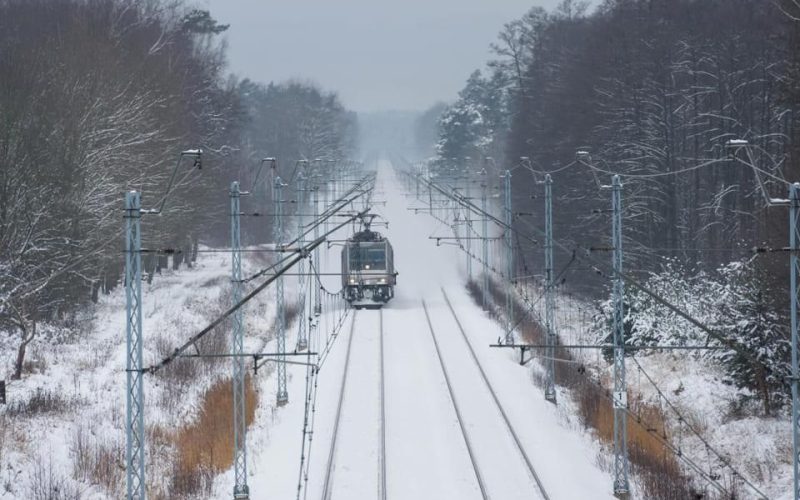 Російські обстріли паралізували рух приміських поїздів, що курсують до Коростеня