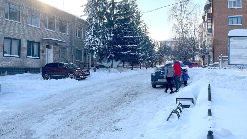 Якубовський про ожеледицю в Коростені: При низьких температурах сіль не працює