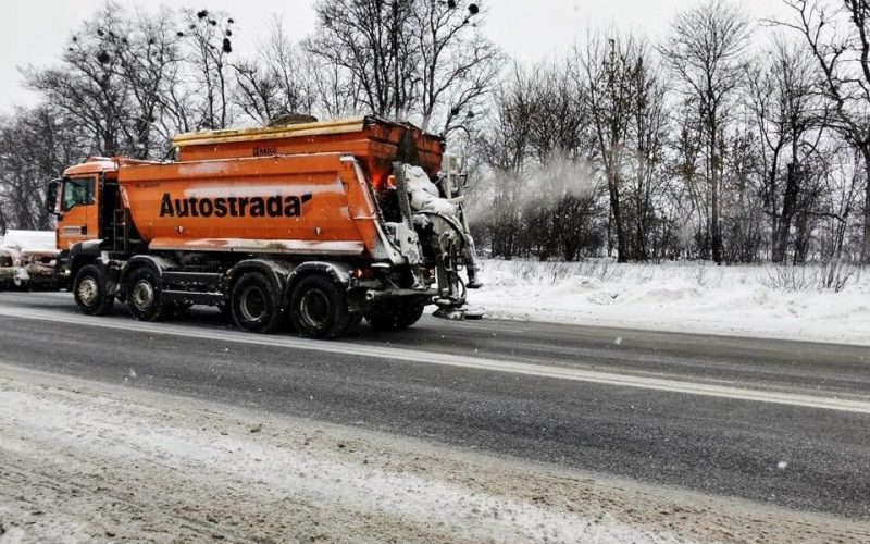 На державних дорогах Житомирщини триває боротьба з ожеледицею та снігом