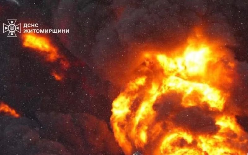 У Коростенському та Звягельському районах понад 100 вогнеборців приборкували пожежі після ворожих обстрілів
