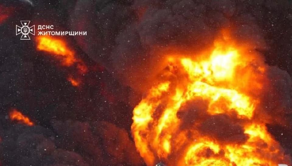 У Коростенському та Звягельському районах понад 100 вогнеборців приборкували пожежі після ворожих обстрілів