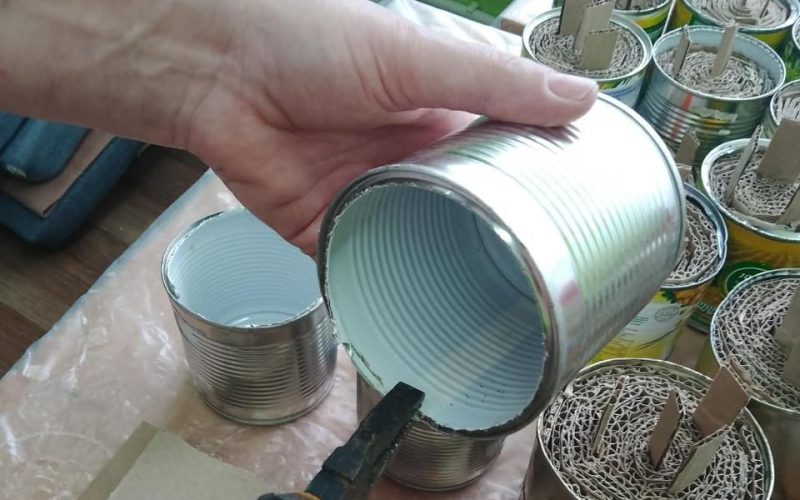Жителі Овруча в місцевій бібліотеці виготовляють окопні свічки для захисників