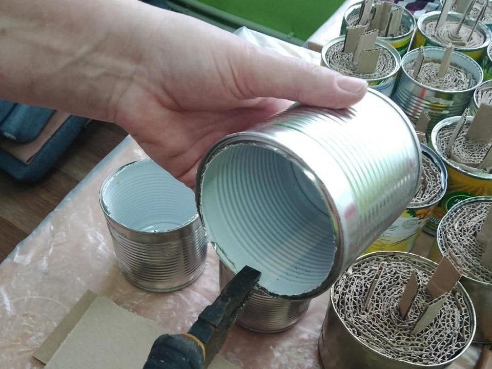 Жителі Овруча в місцевій бібліотеці виготовляють окопні свічки для захисників