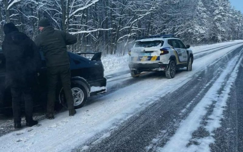 На трасі Коростень-Житомир поліцейські допомогли водійці, авто якої з’їхало в кювет