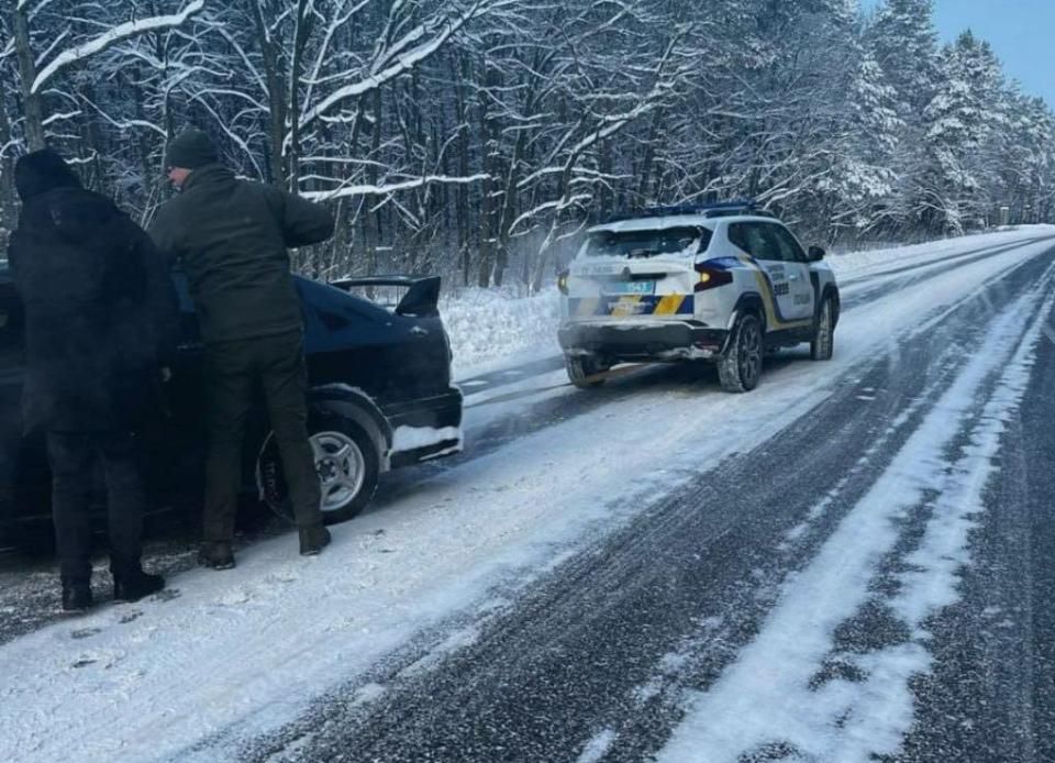 На трасі Коростень-Житомир поліцейські допомогли водійці, авто якої з’їхало в кювет