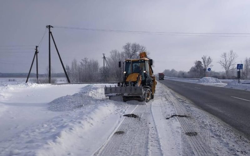 На трасах Житомирщини дорожники скидають снігові вали та посипають шляхи реагентами