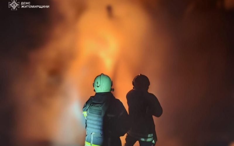 На Житомирщині вогнеборці ліквідували пожежу після ворожої атаки: обійшлося без постраждалих