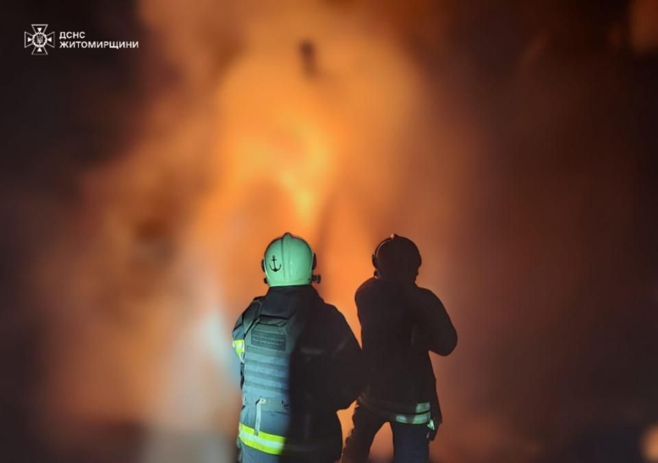 На Житомирщині вогнеборці ліквідували пожежу після ворожої атаки: обійшлося без постраждалих