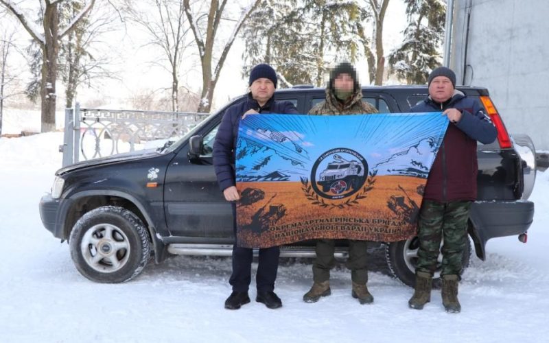 Громада Олевська передала військовому автомобіль з маскувальними сітками