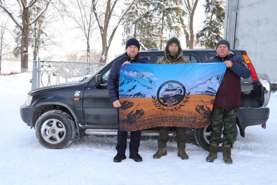 Громада Олевська передала військовому автомобіль з маскувальними сітками