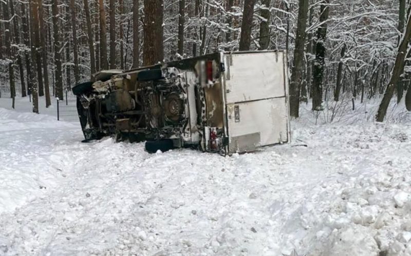 Водій на Volkswagen, направляючись у бік Коростеня, з’їхав у кювет та перекинувся: травмована пасажирка