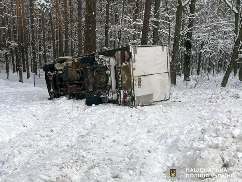 Водій на Volkswagen, направляючись у бік Коростеня, з’їхав у кювет та перекинувся: травмована пасажирка