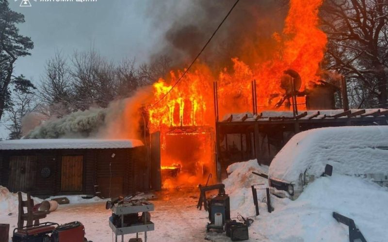 У Малині горіла господарча будівля: рятувальники не допустили перекидання вогню на житловий будинок
