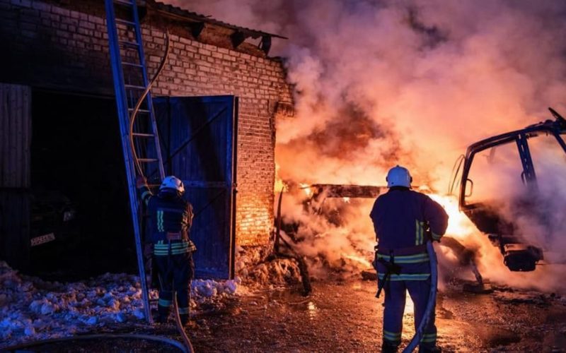 У селі Овруцької громади горіла будівля агропідприємства з транспортними боксами