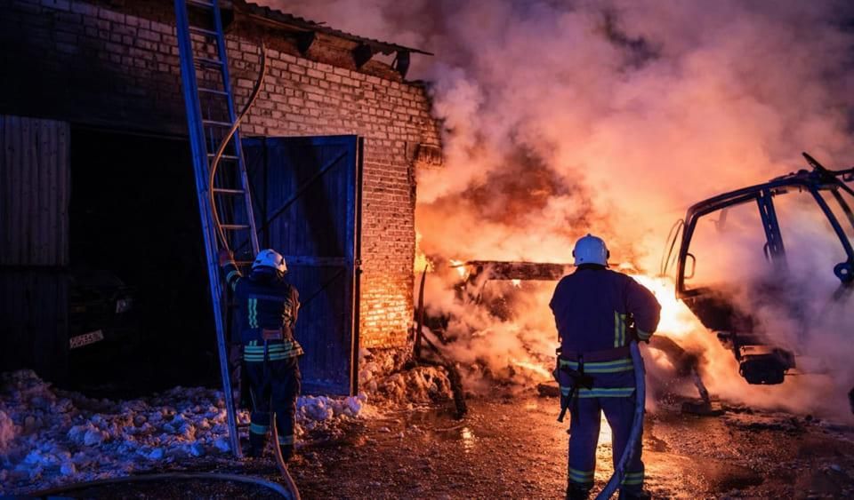 У селі Овруцької громади горіла будівля агропідприємства з транспортними боксами