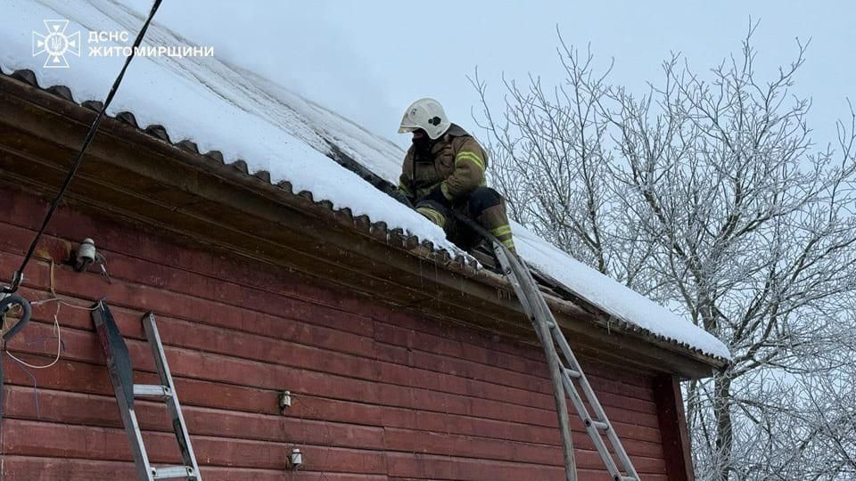 Овруцькі рятувальники за добу тричі виїжджали на пожежі, одна з них — у Раківщині