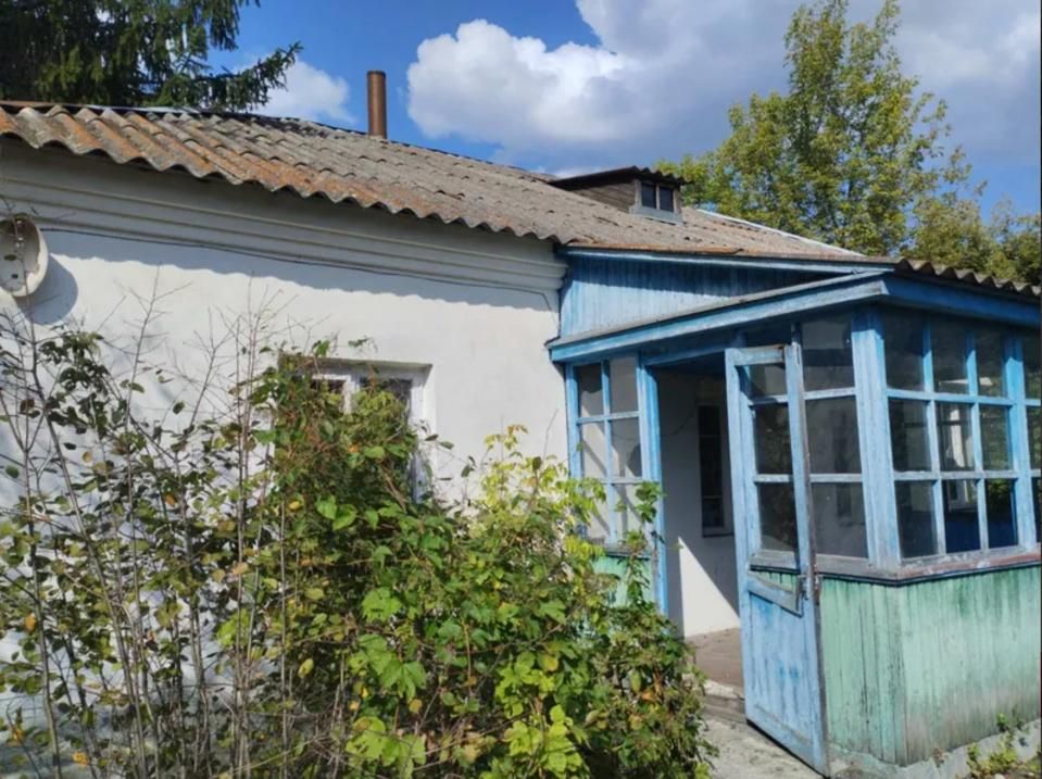 У Лугинах “з молотка” за понад 150 тис. грн хочуть продати нежитлову будівлю з сараєм та туалетом