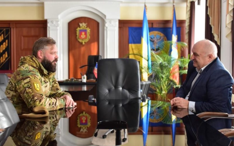 Мер Коростеня зустрівся з екс-солістом гурту “Авіатор”, військовим Ігорем Воєвуцьким