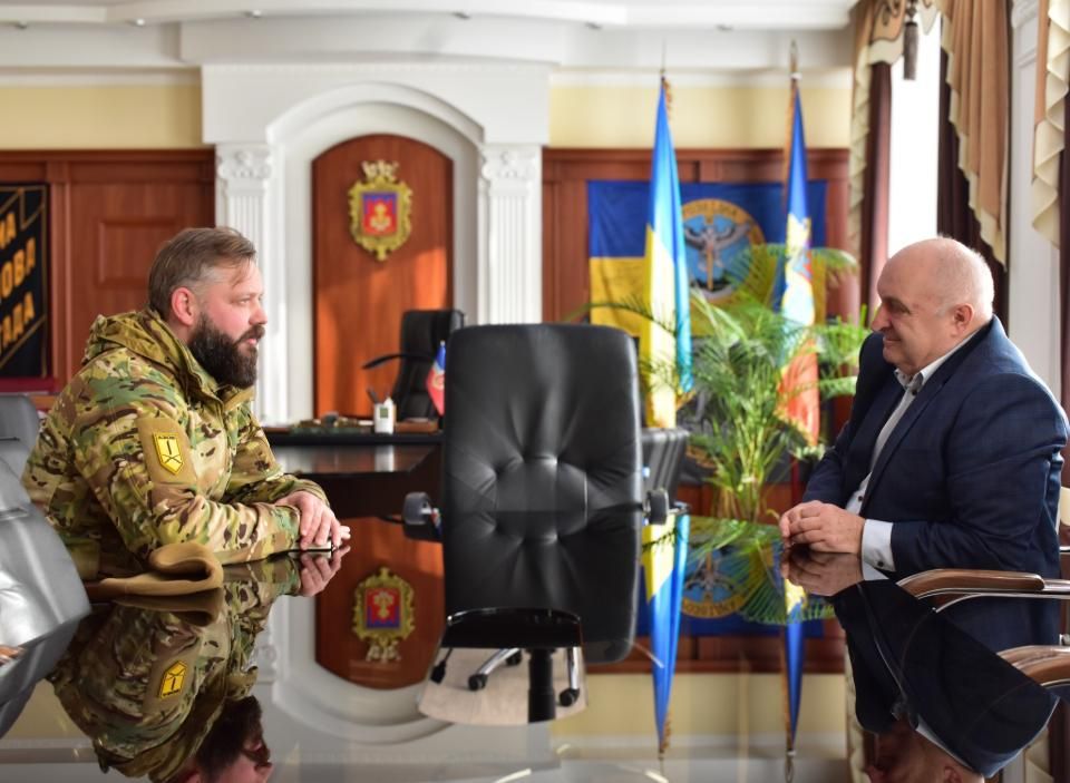 Мер Коростеня зустрівся з екс-солістом гурту “Авіатор”, військовим Ігорем Воєвуцьким