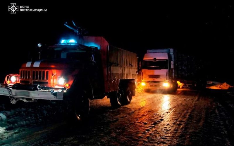 Через слизьку дорогу вантажівка застрягла на підйомі поблизу Коростеня: допомогли рятувальники