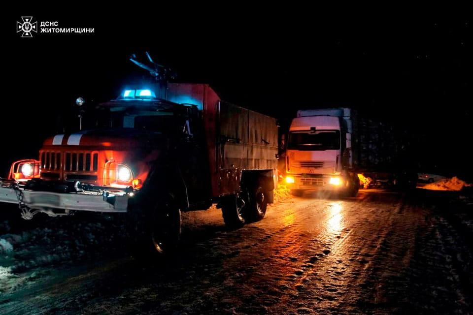 Через слизьку дорогу вантажівка застрягла на підйомі поблизу Коростеня: допомогли рятувальники