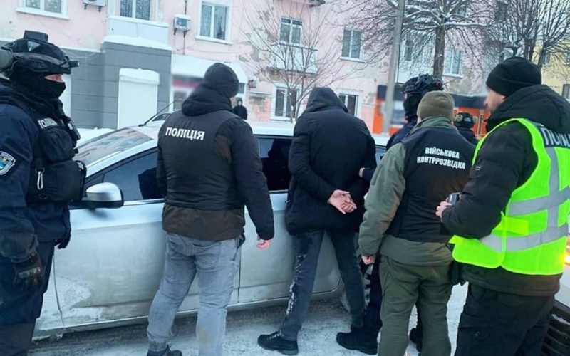 Зняття з “розшуку” за 1500 доларів: на Коростенщині затримали двох військовослужбовців ТЦК за підозрою у хабарництві