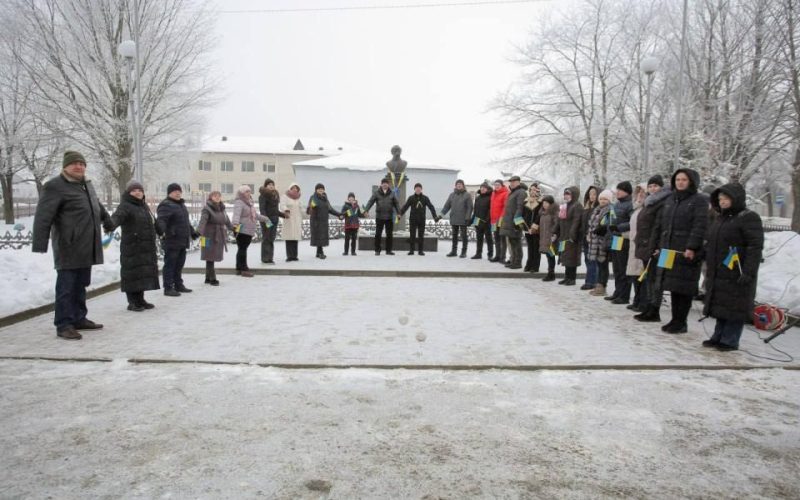Малинчани об’єдналися в символічний ланцюг єдності до Дня Соборності України