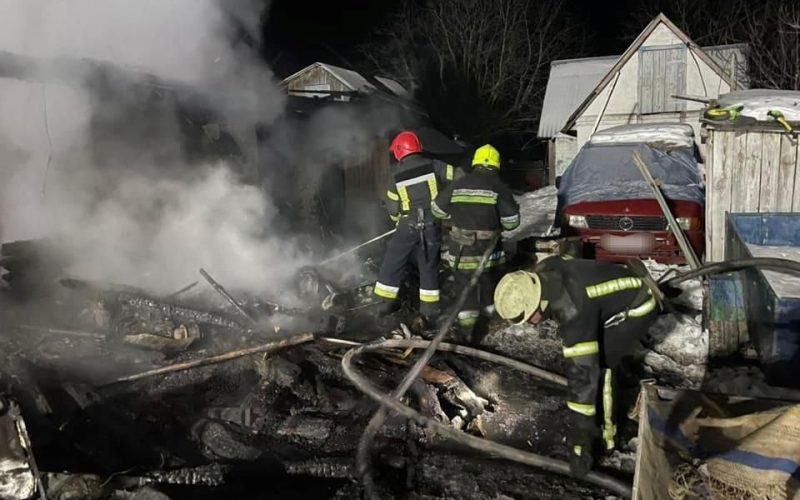 На Житомирщині під час ліквідації пожежі рятувальники виявили тіла жінки та двох її маленьких діток
