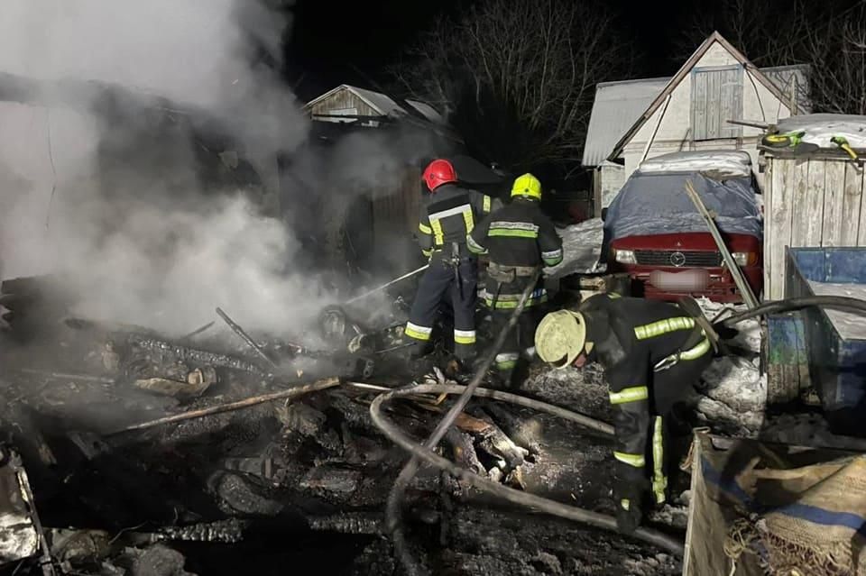 На Житомирщині під час ліквідації пожежі рятувальники виявили тіла жінки та двох її маленьких діток