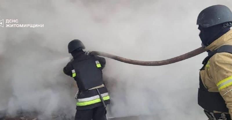 Понад 10 вогнеборців ліквідовували пожежу на обʼєкті інфраструктури у Житомирській області після атаки рф