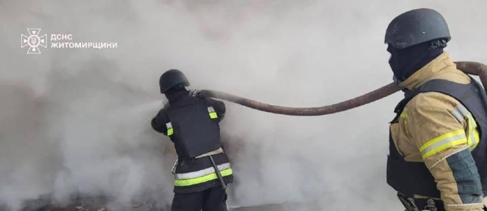 Понад 10 вогнеборців ліквідовували пожежу на обʼєкті інфраструктури у Житомирській області після атаки рф