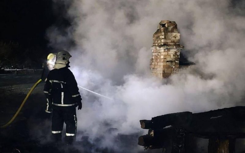 У селі Коростенського району згоріла господарча будівля, а в місті задимілась квартира: двоє осіб постраждали