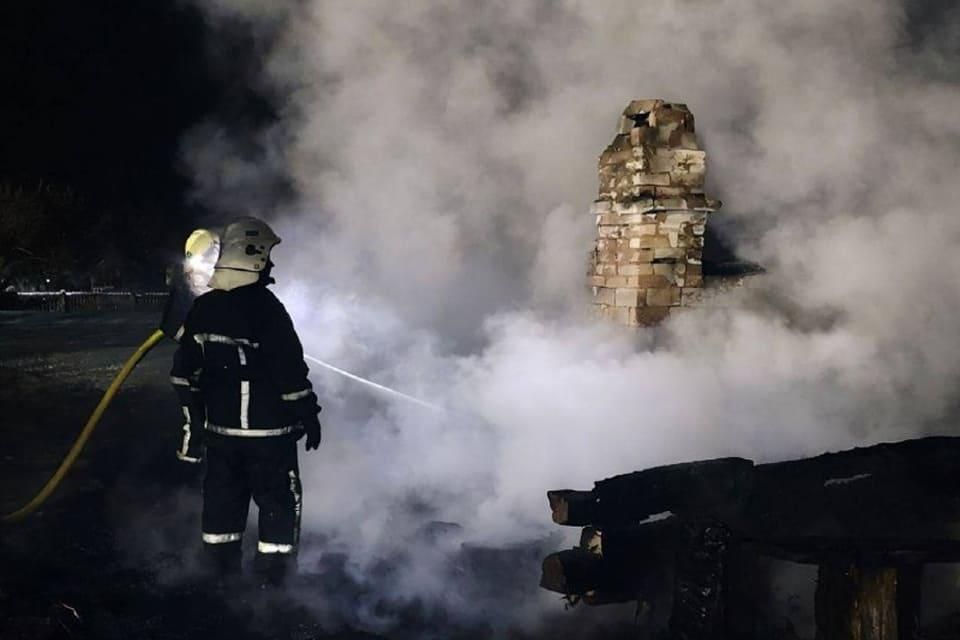 У селі Коростенського району згоріла господарча будівля, а в місті задимілась квартира: двоє осіб постраждали