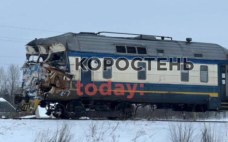 На залізничному переїзді житель Олевська на DAF зіштовхнувся з потягом: постраждав машиніст – подробиці події