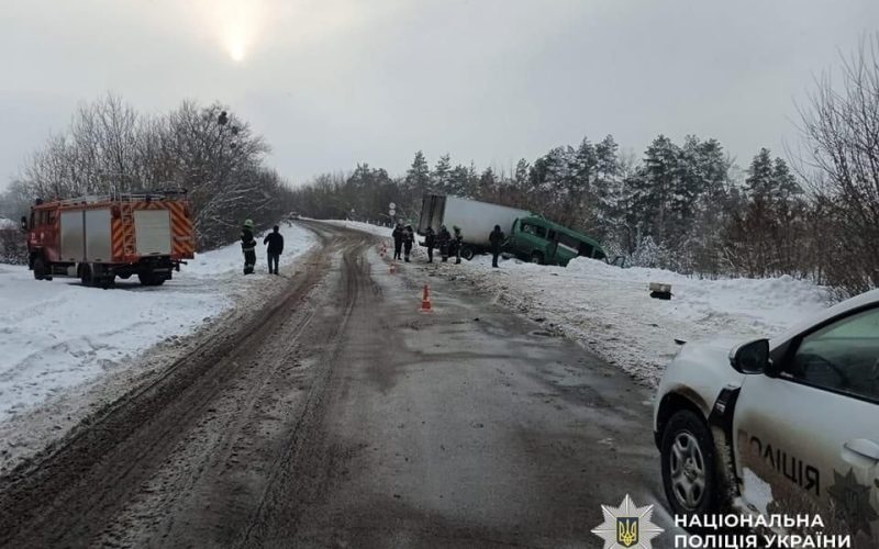 На Житомирщині зіштовхнулися маршрутка та вантажівка: травмувалися четверо осіб