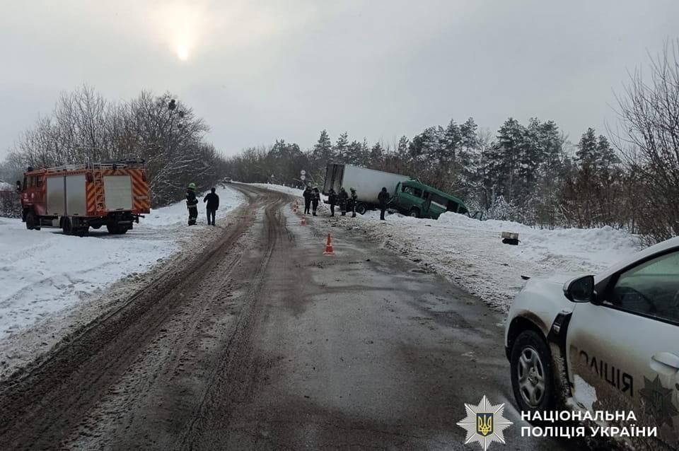 На Житомирщині зіштовхнулися маршрутка та вантажівка: травмувалися четверо осіб