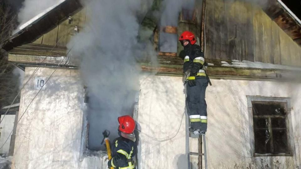 Сажа в коминах, короткі замикання та підпали: у Коростенській громаді зростає кількість пожеж