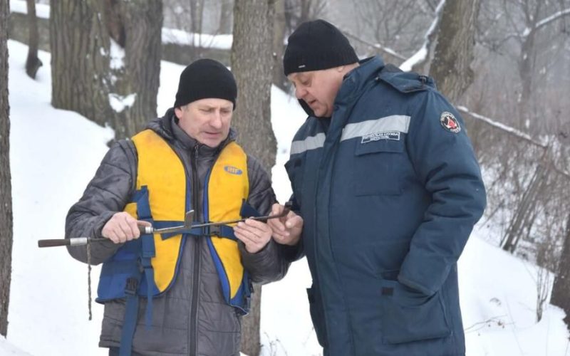 На річці в Коростені лід укріпився, але рятувальники попереджають рибалок і дітей про небезпеку