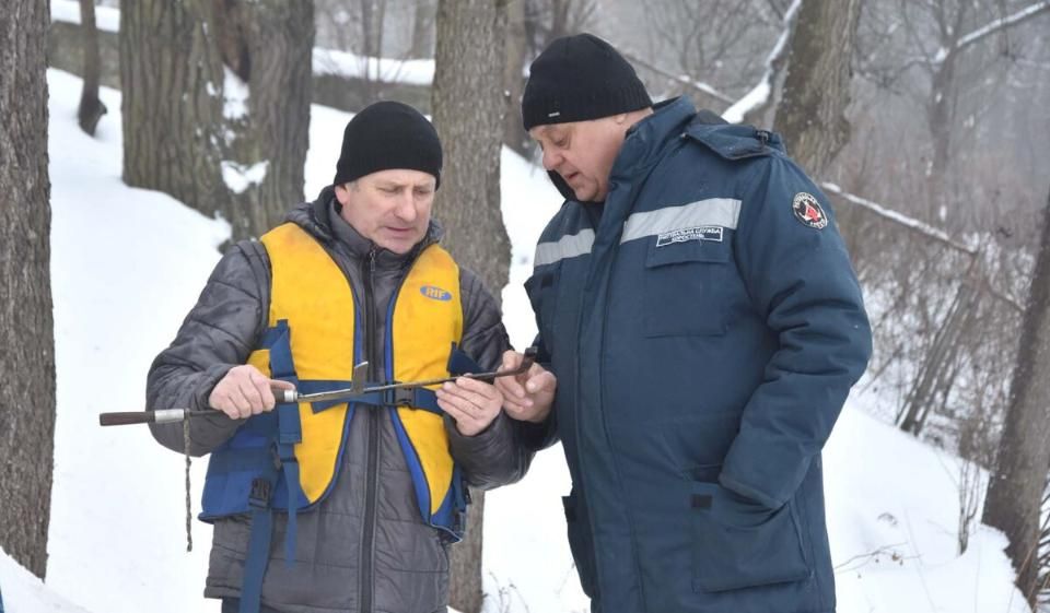 На річці в Коростені лід укріпився, але рятувальники попереджають рибалок і дітей про небезпеку