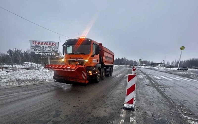 Крижаний дощ паралізував дороги Житомирщини: 47 спецмашин борються зі слизьким покриттям