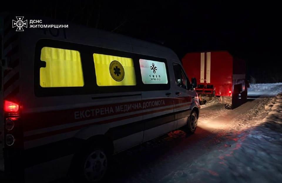 На Коростенщині рятувальники допомогли “швидкій” з хворою людиною та витягли дві вантажівки з бездоріжжя