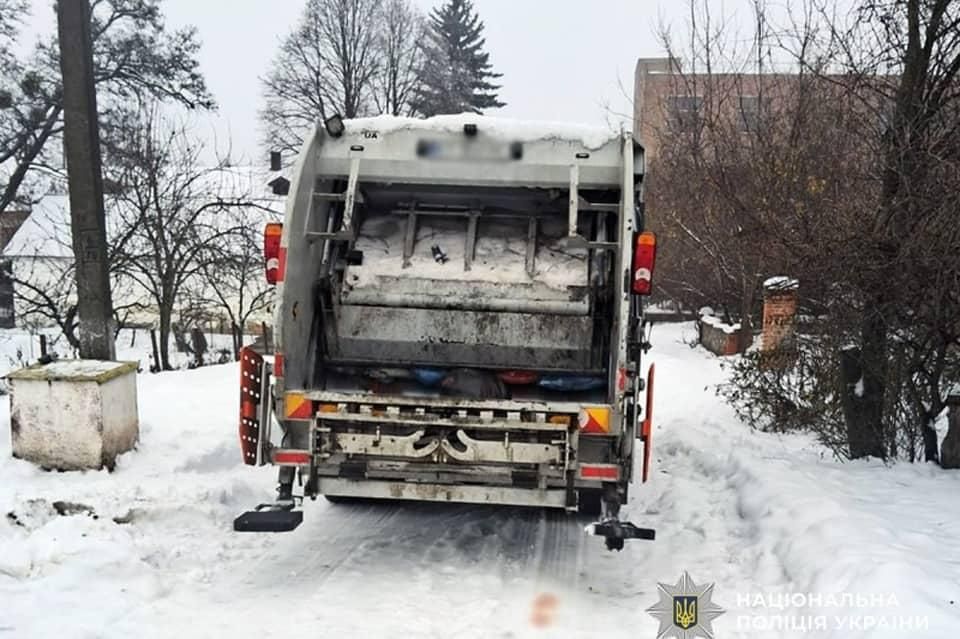 На Житомирщині сміттєвоз наїхав на жінку: 74-річна пенсіонерка загинула