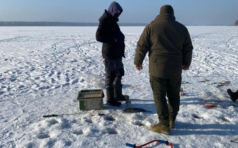 Рейд у Малині: двоє чоловіків ловили рибу на зимувальній ямі – інспектори склали адмінпротоколи